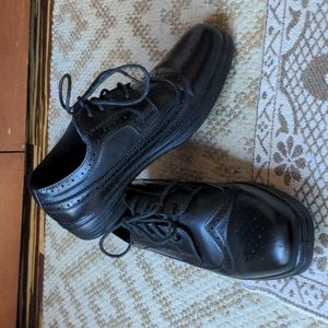 Deer Stag Boys oxford wingtip, size 4, Ace comfort model with cushioned footed.